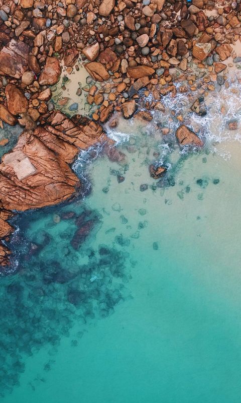 clear blue sea and rocks wallpaper