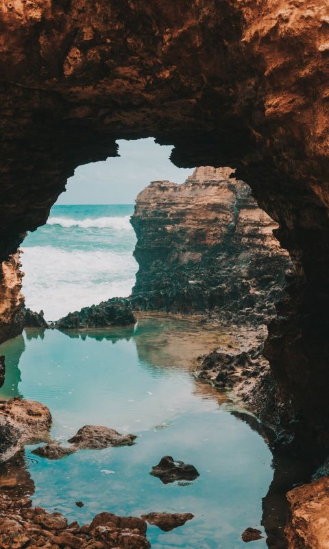 Sea through the rocks wallpaper