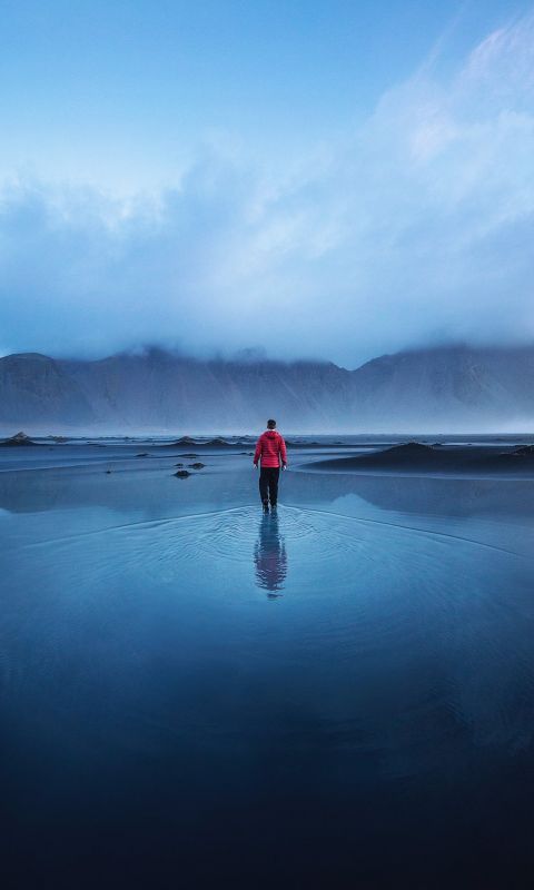 men standing on the ocean during faytime wallpaper