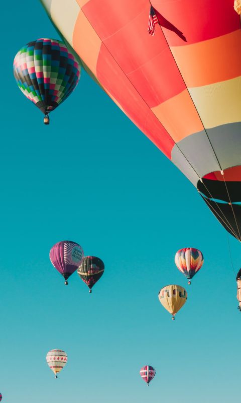 hot air balloons under blue sky wallpaper