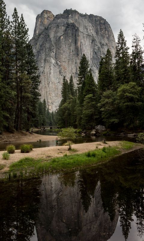body of water near mountain at daytime wallpaper
